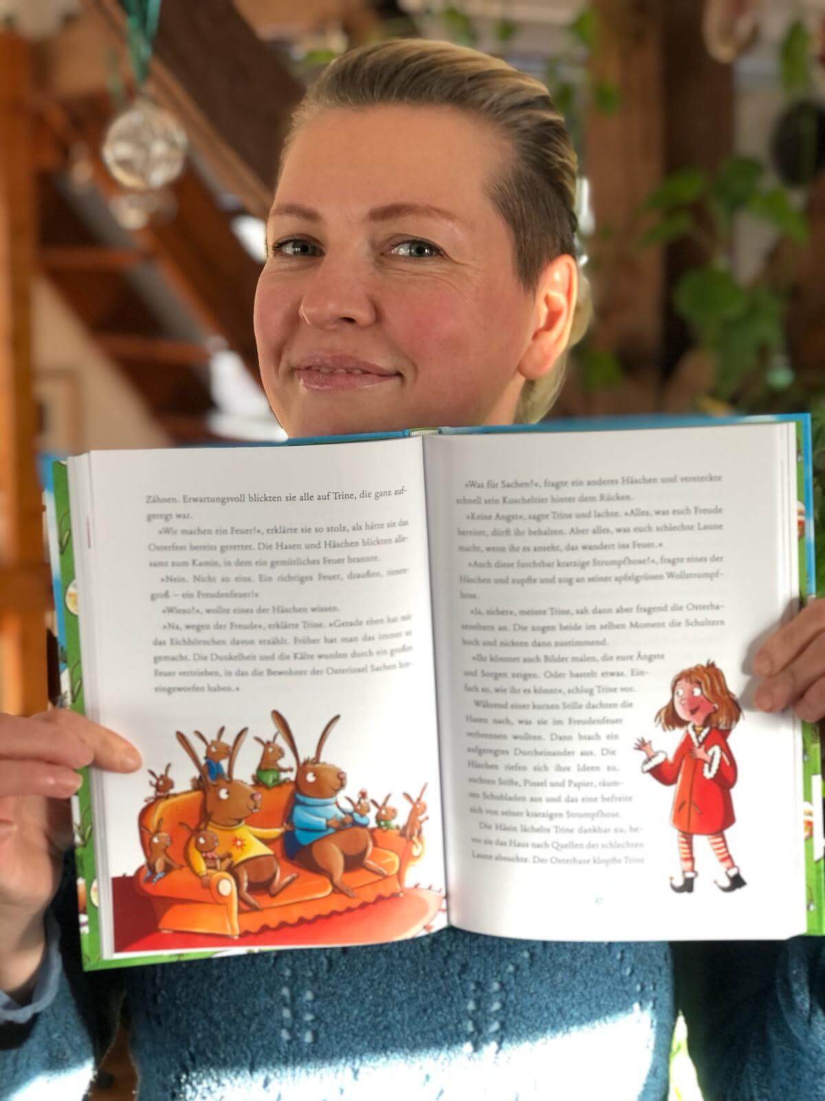 Kinderbuchautorin Nina Speyer mit ihrem Buch Trine und die Osterhasen