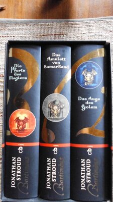 Alle Details zum Kinderbuch Bartimäus - Die Trilogie: Das Amulett von Samarkand; Das Auge des Golem; Die Pforte des Magiers und ähnlichen Büchern