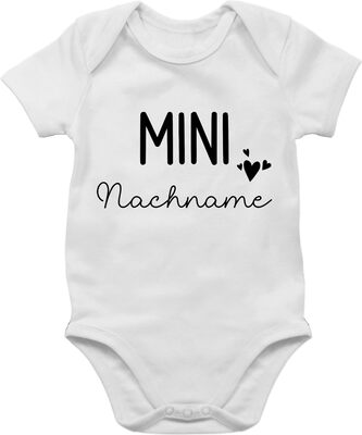 Geschenk mit Namen personalisiert by Shirtracer - Baby Body Junge Mädchen personalisiert mit Namen - Zur Geburt - Mini Nachname | Schwangerschaft verkünden Geschenk Geburt Baby bei Amazon bestellen