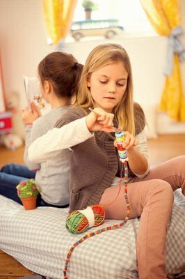 Alle Details zum Kinderbuch Meine liebste Strickliesel: 10 Kreativ-Ideen für bunte Schnüre. Enthält: Buch, Strickliesel und Nadel aus FSC-Holz und verschiedenfarbigem Wollknäuel (50 g; 100 % Acryl) und ähnlichen Büchern