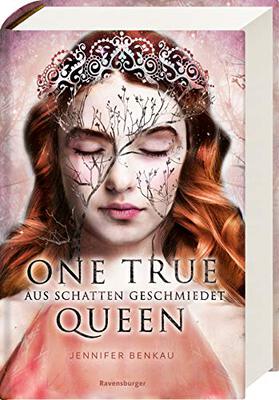 Alle Details zum Kinderbuch One True Queen, Band 2: Aus Schatten geschmiedet (Epische Romantasy von SPIEGEL-Bestsellerautorin Jennifer Benkau) (One True Queen, 2) und ähnlichen Büchern